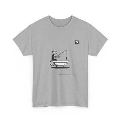 T-Shirt Lémurien Pêcheur – L’Art de la Patience 🎣