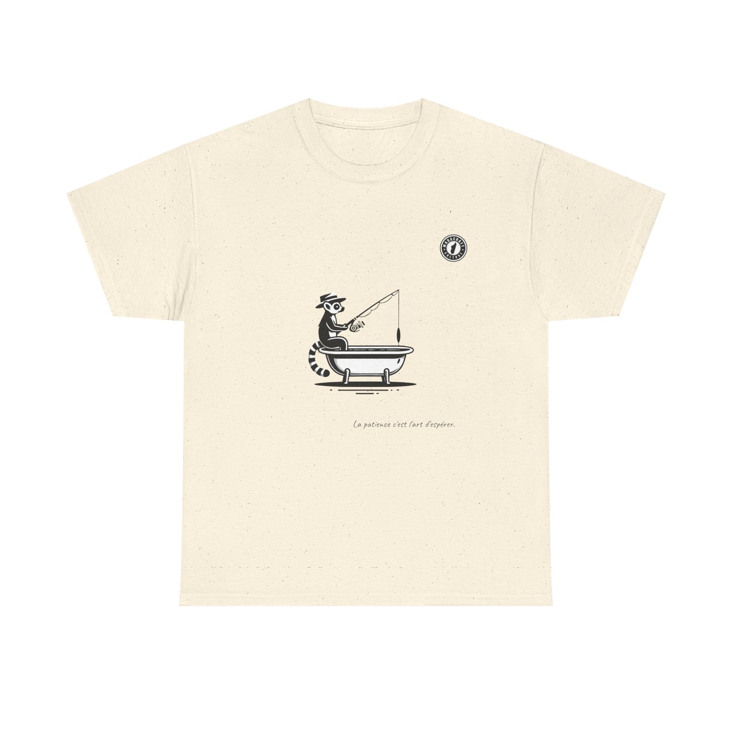 T-Shirt Lémurien Pêcheur – L’Art de la Patience 🎣